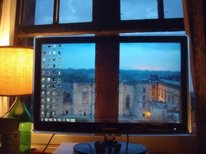 Bạn sẽ đánh lừa được cơ số người rằng màn hình máy tính này trong suốt.