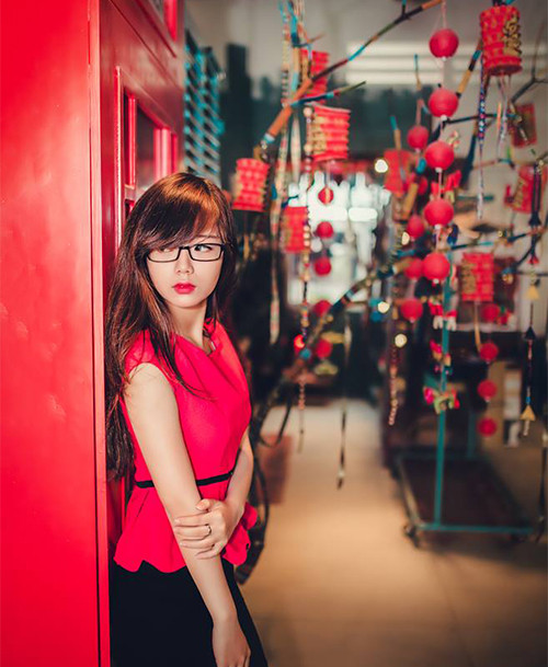 Hiện tại, ngoài thời gian học, những lúc rảnh rỗi cô hot girl Đại học Nguyễn Tất Thành còn phụ giúp mẹ làm thêm.