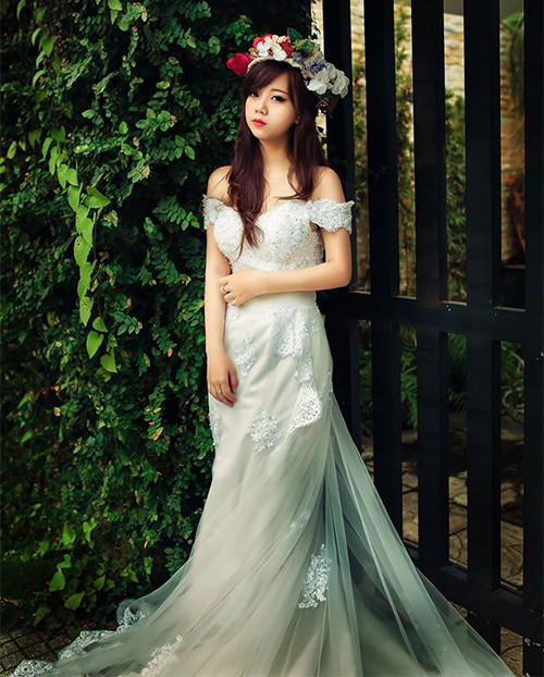 Ngoài việc học, Mỹ Hạnh còn thường xuyên làm mẫu ảnh cho các báo tuổi teen.