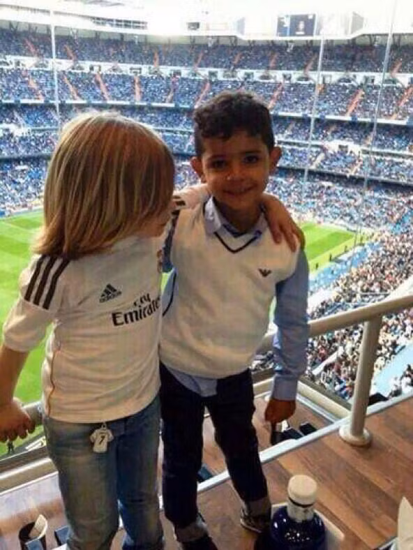 Cristiano Jr chụp ảnh chung với Ivano Modric (con trai của Luka Modric, đồng đội của Cristiano Ronaldo).