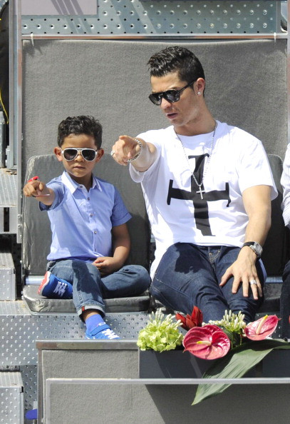 Không chỉ dạy con những kiến thức bóng đá mà Cristiano Ronaldo còn dạy con trai mình những kiến thức về môn tennis, bộ môn mà Cr7 yêu thích chỉ sau bóng đá.