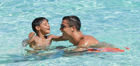 Mới đây, hai bố con thủ quân ĐT Bồ Đào Nha đã đưa nhau tới Bahamas ở Bắc Mỹ để nghỉ mát. Đây là món quà bí mật mà Ronaldo muốn dành tặng cho cậu quý tử.