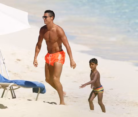 Ronaldo thoải mái và hạnh phúc với thời gian quý báu dành cho con. Cậu nhóc Cristiano Jr cười sảng khoái khi đi nghỉ mát cùng bố.