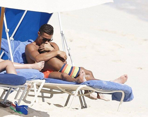 Với Ronaldo, cậu con trai luôn là sự quan tâm số 1 của anh. Tuy vậy, đến bây giờ người ta vẫn chưa rõ tung tích của mẹ đẻ cậu bé này.