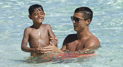 Cristiano Jr càng lớn càng giống Ronaldo, nhất là những nét biểu cảm trên khuôn mặt và nụ cười.