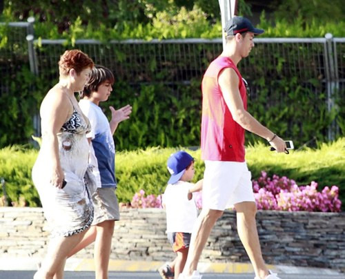 Cristiano Jr trong chuyến đi nghỉ cùng bố và bà nội khi cậu mới 2 tuổi.