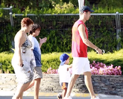 Cristiano Jr trong chuyến đi nghỉ cùng bố và bà nội khi cậu mới 2 tuổi.