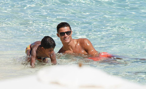 Trái với hình ảnh bóng bẩy và ngạo nghễ trên sân, Cristiano Ronaldo ngoài đời được nhận xét là ông bố đơn thân hết sức hoàn hảo.