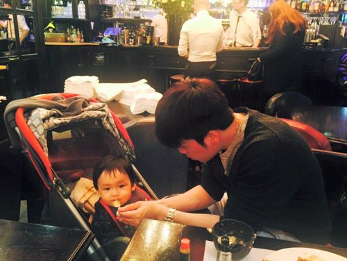 Nhưng nghe vợ nói tha thiết muốn đi làm để tránh trầm cảm sau sinh, anh cũng vui vẻ đồng ý cho vợ yên tâm và ở nhà làm mọi việc chăm con thay bà xã.