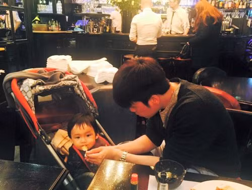 Nhưng nghe vợ nói tha thiết muốn đi làm để tránh trầm cảm sau sinh, anh cũng vui vẻ đồng ý cho vợ yên tâm và ở nhà làm mọi việc chăm con thay bà xã.