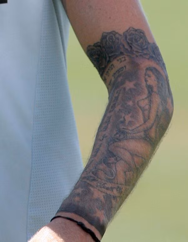 Đây là hình xăm trên tay của cựu cầu thủ Beckham khiến cho người nhìn phải ngượng ngùng.