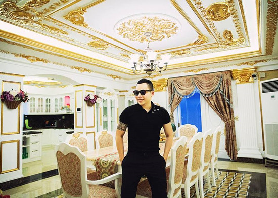 Đứng từ tầng thượng của ngôi nhà của Lý Nhã Kỳ có thể thấy được một khu vực rộng lớn của thành phố và sông Sài Gòn. Bao quanh ngôi nhà là khuôn viên trải dài, trong nhà còn có bể cá đẹp lung linh.