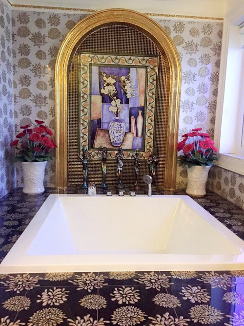 Bồn tắm theo phong cách hoàng gia.