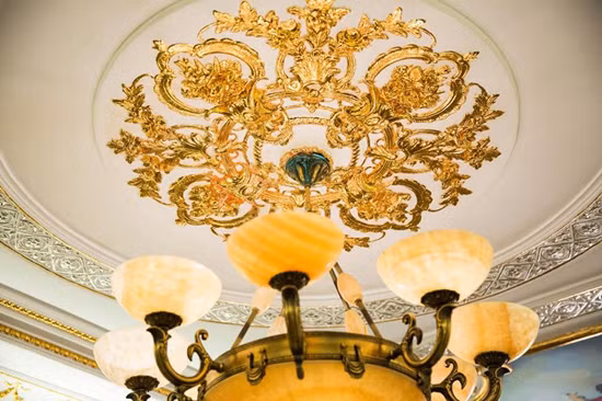 Kiến trúc bên trong ngôi nhà được dát vàng; chạm trổ tỉ mỉ, tinh xảo đến từng chi tiết nhỏ nhất. Nội thất sang trọng, cầu kỳ đều do một tay mỹ nhân sinh năm 1982 chọn.