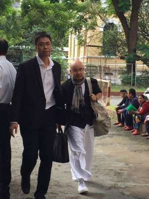 Ngay sau khi bức ảnh đôi giày của ông Vũ được đăng tải trên MXH, nhiều dân mạng đã cho rằng đôi giày thực chất khá thời trang và rất hợp với ông vua cafe Trung Nguyên bởi phong cách ông lựa chọn.