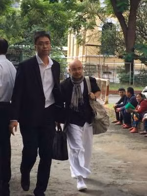 Ngay sau khi bức ảnh đôi giày của ông Vũ được đăng tải trên MXH, nhiều dân mạng đã cho rằng đôi giày thực chất khá thời trang và rất hợp với ông vua cafe Trung Nguyên bởi phong cách ông lựa chọn.