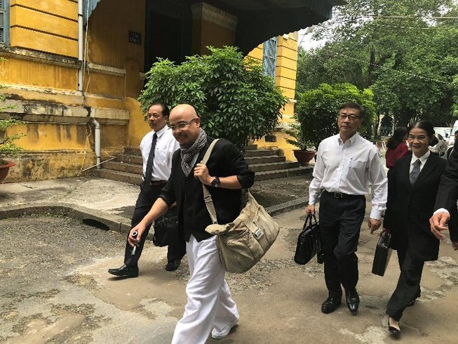 Dù chỉ là một đôi giày có giá vài chục ngàn đồng nhưng khi đã được dân mạng để ý tới nó sẽ trở nên vô cùng hot. Trước đây, một thương hiệu giày cũng đã được cứu sống khi nó xuất hiện "trên chân" của ca sĩ của giới trẻ Sơn Tùng MTP.