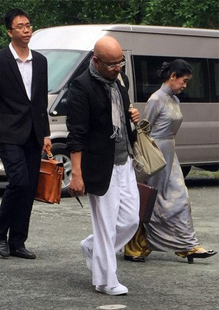 Còn nickname D.K bình luận: "Mình thấy đôi này cũng khá đẹp đấy chứ. Chưa nói tới phần giá cả nhé. Các bạn đừng nghĩ hàng trong nước sản xuất ra chỉ cho công nhân hay thợ xây đi. Chỉ cần ăn mặc đúng chất, bạn đi bata xanh thôi cũng thời trang rồi".