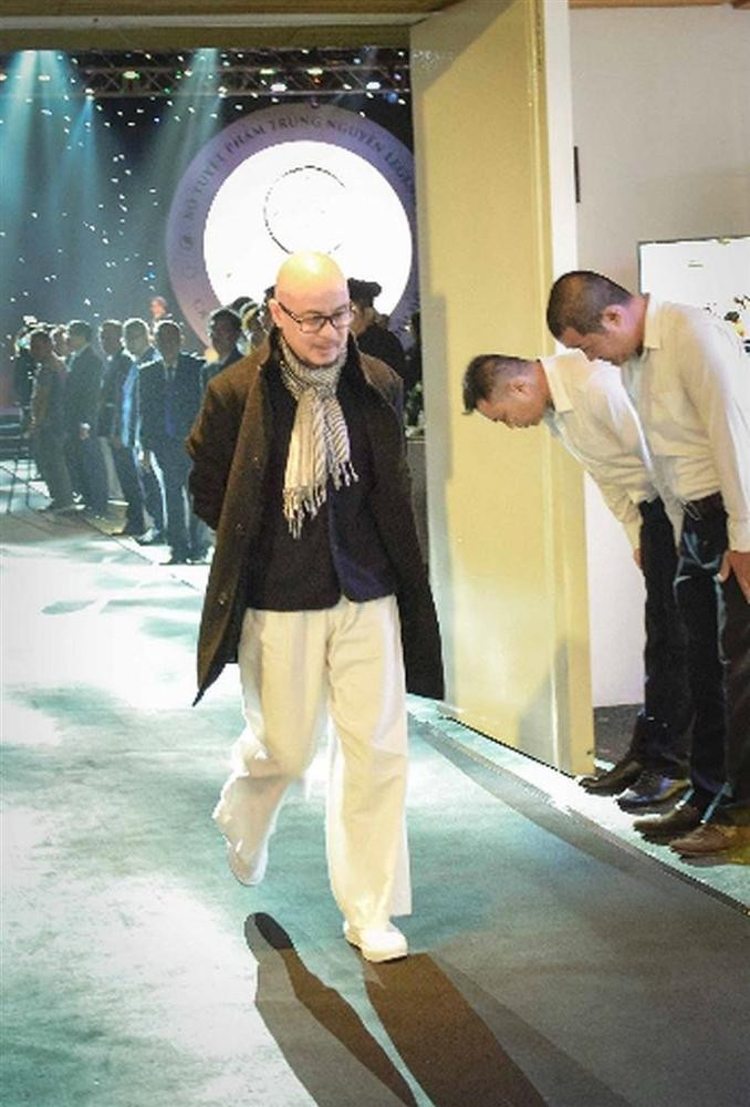 Được biết, ông Vũ sử dụng thương hiệu và mẫu giày này qua nhiều năm. Kể cả các sự kiện trong và ngoài nước nó đều theo ông.