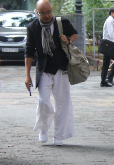 Còn nickname M.D thì bình luận tếu táo: "Cần mua đôi giày hàng hiệu này. Nghe nói đi vào là đắc đạo 9 quả luôn. Bác nào biết chỗ mua thì chỉ giùm em. Em xin hậu tạ bằng 1 like".