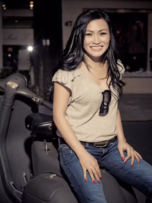 Phương Thanh trước đây trung thành với quần jeans, áo sơ mi hoặc trang phục tối màu phù hợp. Đây cũng là phong cách năng động, trẻ trung, gắn liền với tên tuổi Phương Thanh và dòng nhạc cô theo đuổi