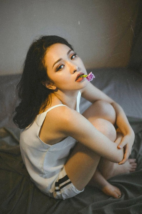 "Đơn giản chỉ là mình luôn muốn tranh thủ vận động để khỏe người và cũng khỏi lãng phí thời gian mà thôi và từ đó clip tập gym tại sân bay ra đời". Quỳnh chia sẻ thêm.