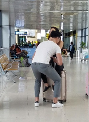 Cả hai phối hợp khá ăn ý khi thực hiện các động tác như swat, nâng tạ, gập bụng trên chính chiếc vali được đặt tại sảnh chờ của sân bay.