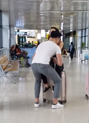 Cả hai phối hợp khá ăn ý khi thực hiện các động tác như swat, nâng tạ, gập bụng trên chính chiếc vali được đặt tại sảnh chờ của sân bay.