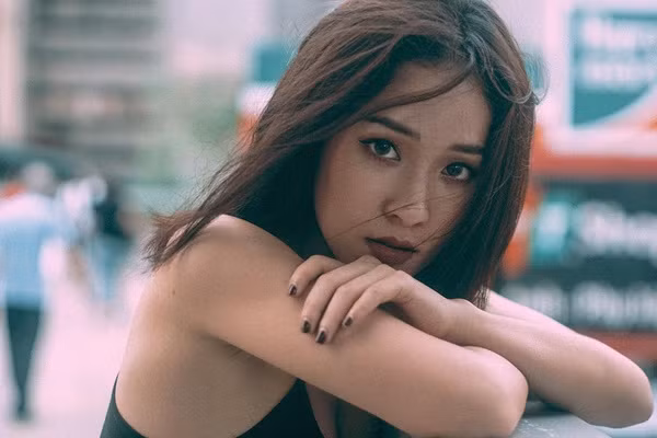 Theo tìm hiểu, nữ nhân vật chính trong đoạn clip tập gym tại sân bay đó là cô nàng tên là Quỳnh. (SN 1998, có nickname là Quỳnh Như Mai). 9x hiện đang là sinh viên năm 3 trường Đại học Sân khấu điện ảnh Hà Nội.