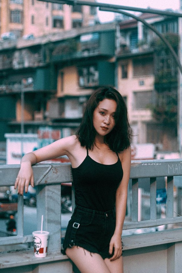 Chia sẻ về clip đang thu hút sự chú ý của dân mạng, Quỳnh cho biết: "Bản thân mình cảm thấy khá bất ngờ khi có người đã quay lại clip trên và đăng tải trên mạng xã hội. Dù nhận được nhiều ý kiến tiêu cực nhưng thực sự mình không cố tình tạo sự chú ý để nổi tiếng hay gì cả".