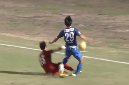 HLV Huu Thang noi gi sau pha vao bong cua Que Ngoc Hai?-Hinh-2