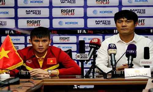 HLV Huu Thang noi gi sau pha vao bong cua Que Ngoc Hai?