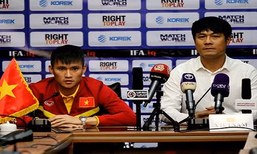 HLV Huu Thang noi gi sau pha vao bong cua Que Ngoc Hai?