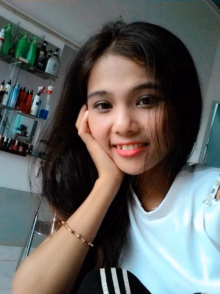 Răng khểnh, nụ cười tươi rói khiến nhiều người yêu mến cô em gái tân hoa hậu H'Hen Niê. Ảnh sử dụng trong bài: FBNV.