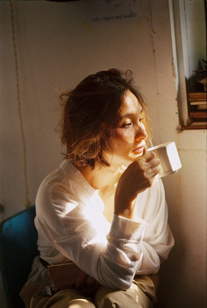 Theo lời Minh Hạnh, bộ ảnh được chụp trong vòng 2 tiếng ở quán cafe và rất may hôm đó thời tiết đẹp đã ủng hộ hai mẹ con. Có lẽ chính cảm xúc đã khiến cho những bức ảnh tình đến vậy.