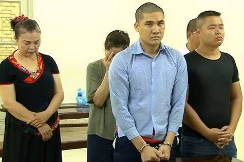 Các bị cáo bị đưa ra xét xử tại phiên tòa.