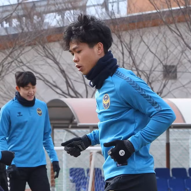 Nickname H.T bình luận: "Hạnh phúc ghê! Thật tuyệt vời, cố lên nhé Công Phượng! Một mùa giải thật thành công nhé Incheon United".