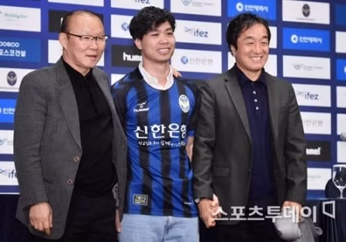 Văn Lâm mắc sai lầm dẫn đến bàn thua của Muangthong trong ngày ra mắt, Xuân Trường mất bóng dẫn tới bàn thua của Buriram thì Công Phượng lại nổ súng mang đến trận hòa cho Incheon.