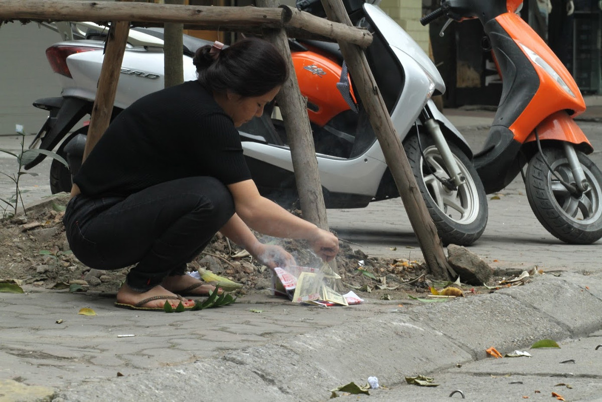 Trong bữa cơm cúng Tất niên, bên cạnh việc chuẩn bị những món ăn trên mâm thì không thể thiếu được những bộ vàng mã.