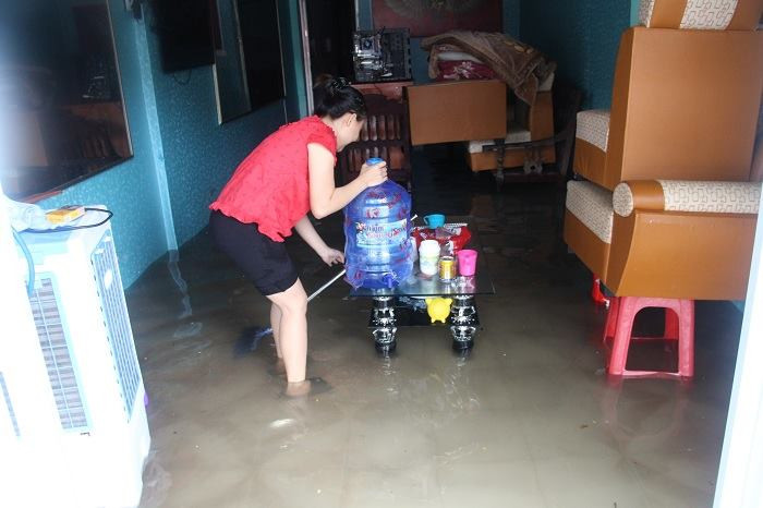 Nước tràn vào nhà dân ở khu vực phường Bắc Hà, người dân phải kê đồ đạc lên cao