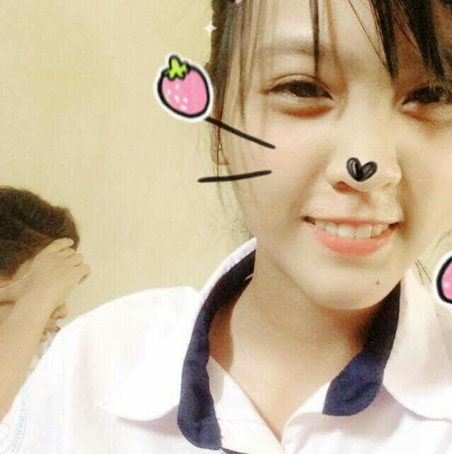 Tuy nhiên, điểm được nhiều người chú ý nhất ở Cẩm Tiên chắc chắn vẫn là màn fashion cực thần thái với chiếc ô hỏng nơi góc sân trường.