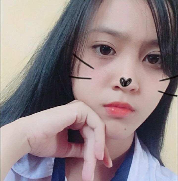 Màn pose dáng giữa lá bay của Cẩm Tiên thì đúng là thần thái và khí chất toát ra thuộc vào hàng không phải dạng vừa đâu.