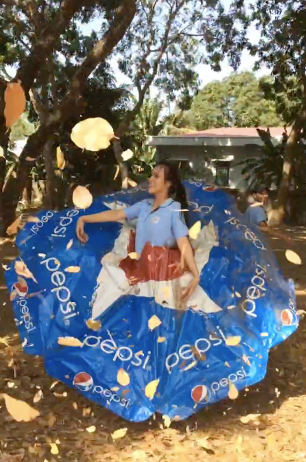 Được biết, khi thấy cái ô bị hỏng thì Cẩm Tiên và cậu bạn Nhật Hào chung lớp đã cùng nhau chế phần vải dù thành một chiếc váy và bày trò chụp ảnh.