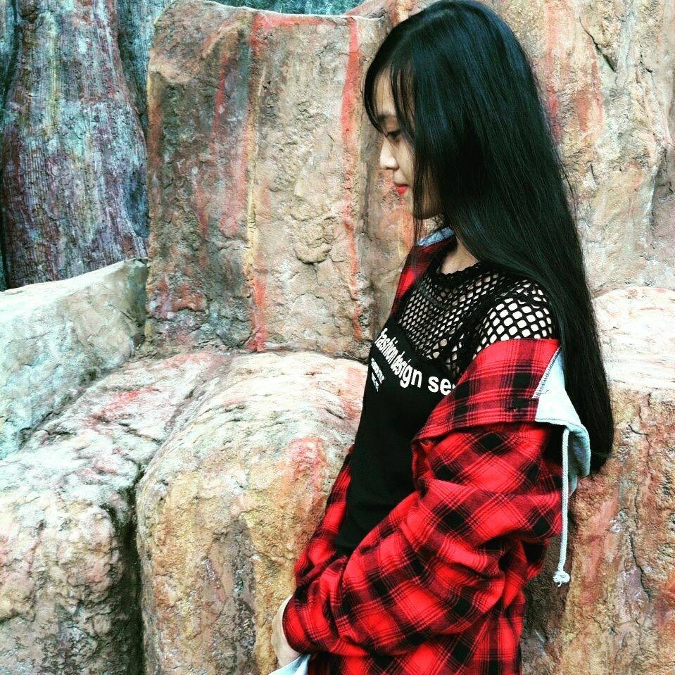 Săm soi vào trang cá nhân của Cẩm Tiên, nhiều người còn thấy rằng cô bạn này còn có dung nhan khá ưa nhìn với gương mặt thanh thoát, dáng người thon gọn và đặc biệt là nụ cười khá tươi và hồn nhiên.