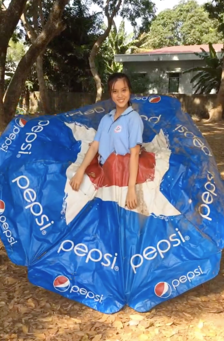 Nữ sinh 10X mang tên Cẩm Tiên, học sinh lớp 11A5 trường THPT Lương Định Của đã khiến cư dân mạng cực kì thích thú khi thể hiện thần thái rất đĩnh đạc khi chụp ảnh.