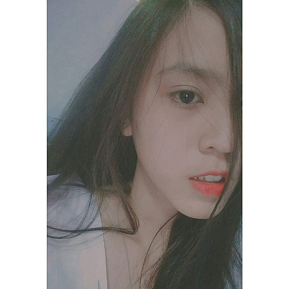 Buổi chụp ảnh tưởng chừng như giản dị nhưng cũng được "đầu tư" hẳn một màn tung lá hoành tráng và lãng mạn. Thêm nữa, Cẩm Tiên cũng chăm chút tạo hiệu ứng cho clip bằng màn quay chậm cảnh lá rơi cực đẹp.