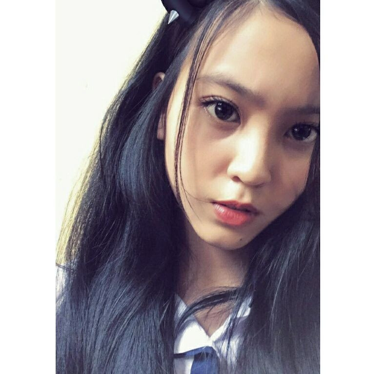 Cùng ngắm nhìn những hình ảnh đời tư cực đẹp của nữ sinh gây bất ngờ bởi thần thái bằng chiếc ô hỏng.