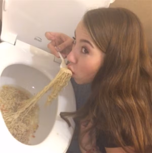 Phát hoảng với việc ăn mì trong bồn cầu của cô nàng đến từ Mỹ từng khiến dân mạng lè lưỡi, lắc đầu.