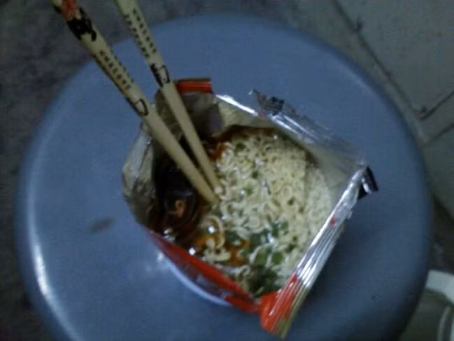 Ăn mì trong gói và khi "hành sự" xong là chỉ việc vứt thẳng vào sọt rác.