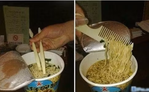 Lược và bàn chải được thay thế cho đũa hay dĩa để ăn mì. Ảnh sử dụng trong bài: Sưu tầm Facebook.